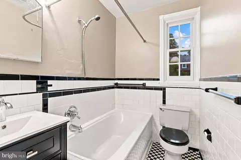 Bath - 4237 Wickford Rd, Baltimore, MD 21210 photo 3 of 4