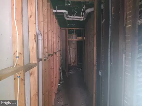 Entry Way - 1133 Harlem Ave, Baltimore, MD 21217 photo 4 of 9