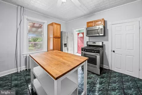 Kitchen - 1016 Pine Heights Ave, Baltimore, MD 21229 photo 2 of 3