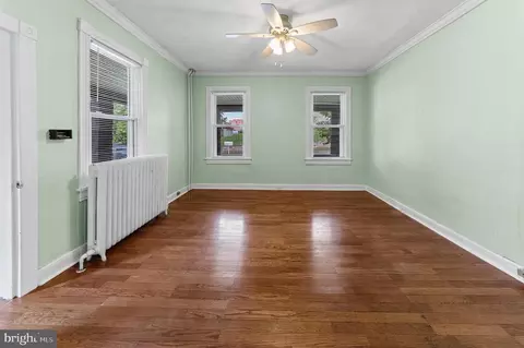 Living - 1016 Pine Heights Ave, Baltimore, MD 21229 photo 3 of 4