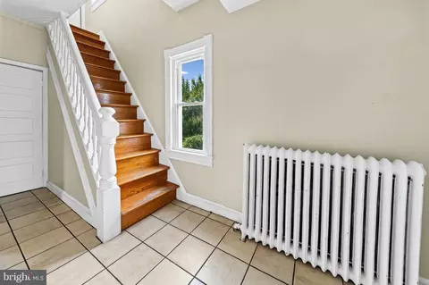 Entry Way - 1016 Pine Heights Ave, Baltimore, MD 21229 photo 3 of 5