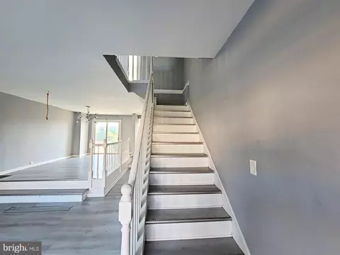Entry Way - 4939 Edgemere Ave, Baltimore, MD 21215 photo 3 of 4