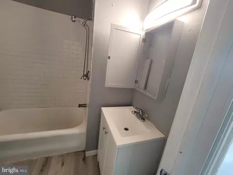 Bath - 4939 Edgemere Ave, Baltimore, MD 21215 photo 1 of 1