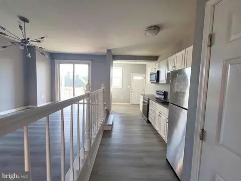 Entry Way - 4939 Edgemere Ave, Baltimore, MD 21215 photo 2 of 4