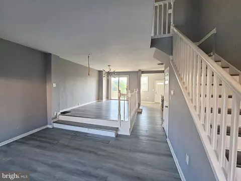 Living - 4939 Edgemere Ave, Baltimore, MD 21215 photo 3 of 4
