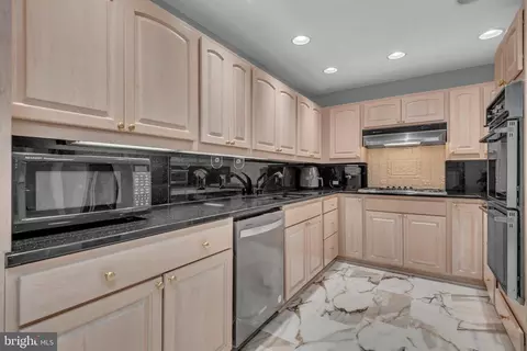 Kitchen - 10 E Lee St #2408, Baltimore, MD 21202 photo 3 of 5