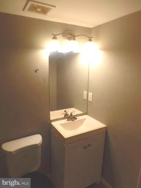 Bath - 5611 Elderon Ave, Baltimore, MD 21215 photo 3 of 4