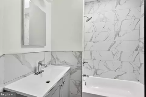 Bath - 4960 Edgemere Ave, Baltimore, MD 21215 photo 3 of 4
