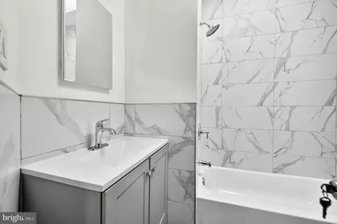 Bath - 4960 Edgemere Ave, Baltimore, MD 21215 photo 2 of 4