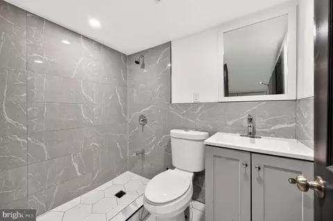 Bath - 4960 Edgemere Ave, Baltimore, MD 21215 photo 1 of 4
