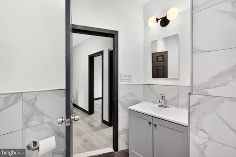 Bath - 4960 Edgemere Ave, Baltimore, MD 21215 photo 4 of 4