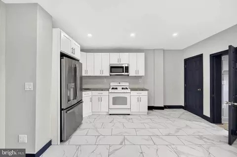 Entry Way - 4960 Edgemere Ave, Baltimore, MD 21215 photo 4 of 7