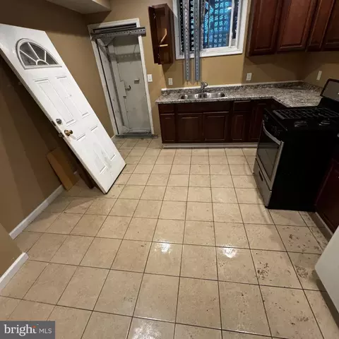 Entry Way - 2618 E Oliver St, Baltimore, MD 21213 photo 3 of 5