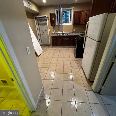 Entry Way - 2618 E Oliver St, Baltimore, MD 21213 photo 2 of 5
