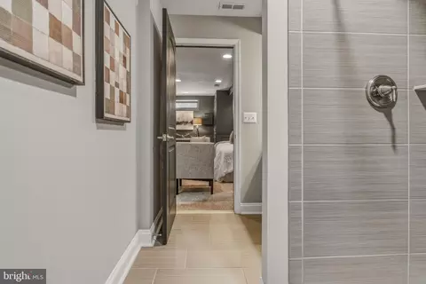 Entry Way - 610 S Robinson St, Baltimore, MD 21224 photo 5 of 9