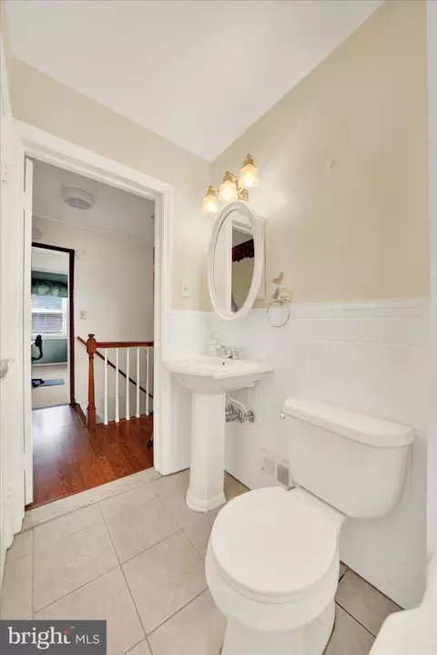 Bath - 4021 Elmora Ave, Baltimore, MD 21213 photo 2 of 2