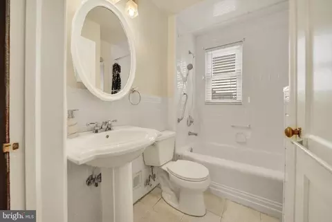 Bath - 4021 Elmora Ave, Baltimore, MD 21213 photo 1 of 2