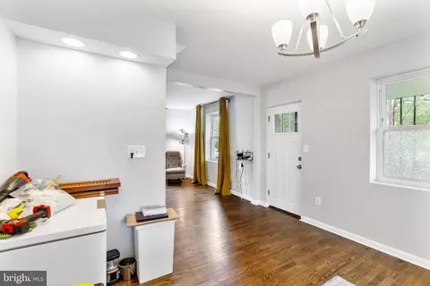 Entry Way - 3015 Grindon Ave, Baltimore, MD 21214 photo 3 of 8
