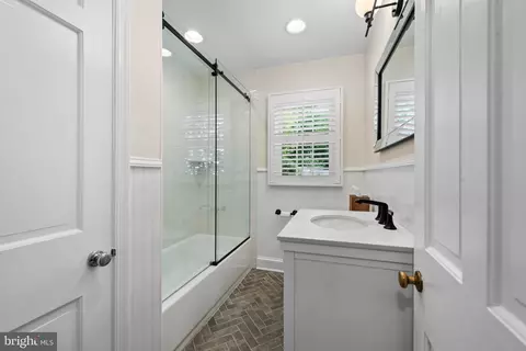 Bath - 304 Cedarcroft Rd, Baltimore, MD 21212 photo 3 of 3