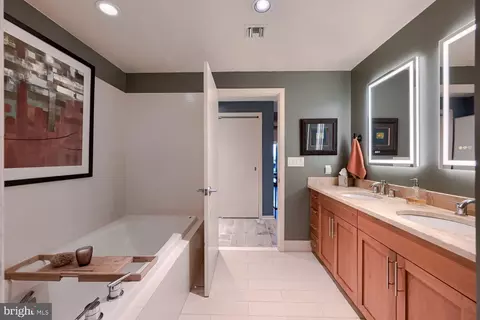 Bath - 1200 Steuart St #528, Baltimore, MD 21230 photo 3 of 5