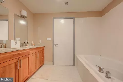 Bath - 1200 Steuart St #427, Baltimore, MD 21230 photo 3 of 3