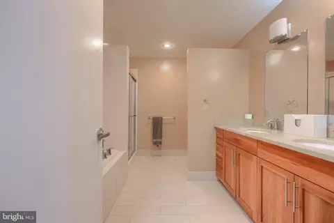 Bath - 1200 Steuart St #427, Baltimore, MD 21230 photo 2 of 3
