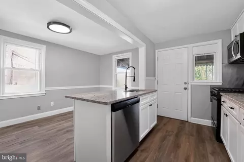 Entry Way - 3720 Greenvale Rd, Baltimore, MD 21229 photo 2 of 5