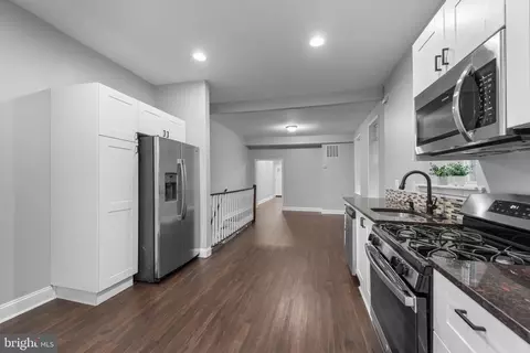 Entry Way - 442 S Augusta Ave, Baltimore, MD 21229 photo 9 of 13