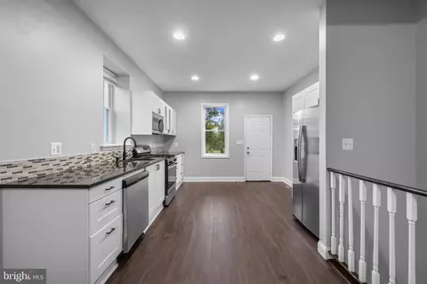 Entry Way - 442 S Augusta Ave, Baltimore, MD 21229 photo 11 of 13