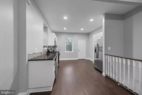 Entry Way - 442 S Augusta Ave, Baltimore, MD 21229 photo 7 of 13