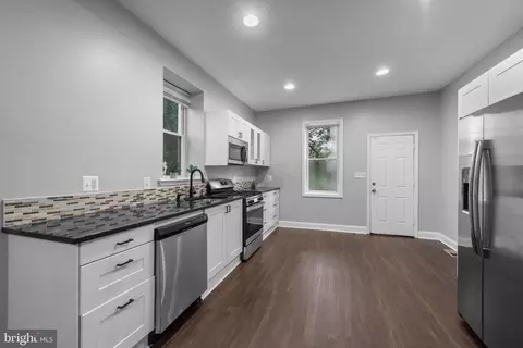 Entry Way - 442 S Augusta Ave, Baltimore, MD 21229 photo 8 of 13