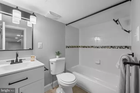 Bath - 442 S Augusta Ave, Baltimore, MD 21229 photo 3 of 3