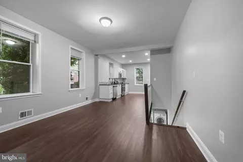 Entry Way - 442 S Augusta Ave, Baltimore, MD 21229 photo 5 of 13