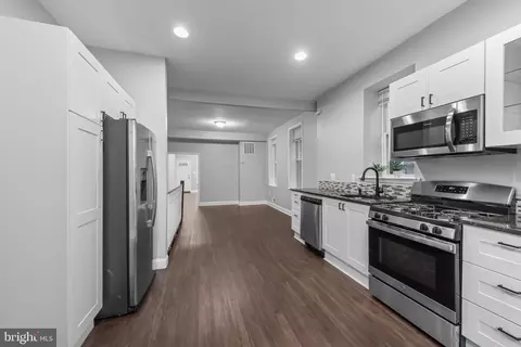 Entry Way - 442 S Augusta Ave, Baltimore, MD 21229 photo 10 of 13