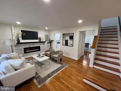 Living - 4301 Davis Ave, Baltimore, MD 21229 photo 2 of 5