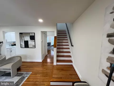 Entry Way - 4301 Davis Ave, Baltimore, MD 21229 photo 2 of 5