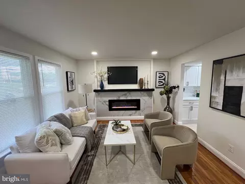 Living - 4301 Davis Ave, Baltimore, MD 21229 photo 1 of 5