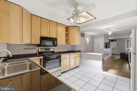 Entry Way - 2921 Hudson St, Baltimore, MD 21224 photo 4 of 5