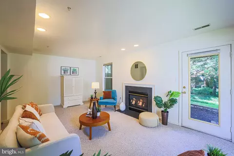 Living - 5212 Tabard Ct, Baltimore, MD 21212 photo 2 of 4
