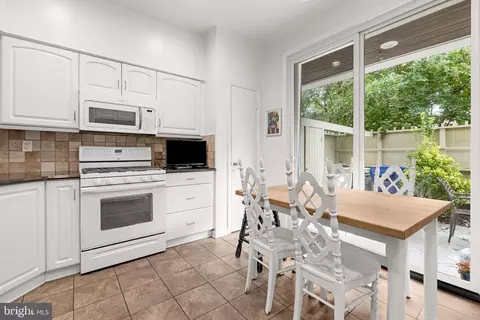 Kitchen - 4 Hamlet Hill Rd, Baltimore, MD 21210 photo 3 of 4