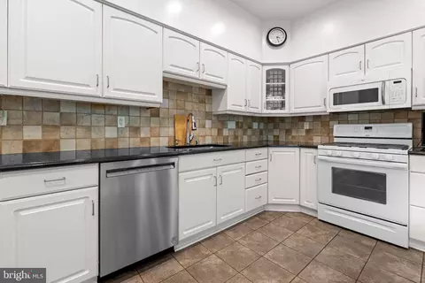 Kitchen - 4 Hamlet Hill Rd, Baltimore, MD 21210 photo 2 of 4