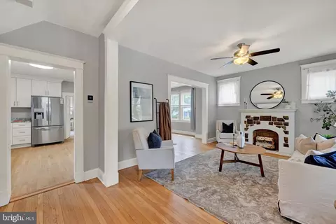 Entry Way - 507 Hollen Rd, Baltimore, MD 21212 photo 1 of 4