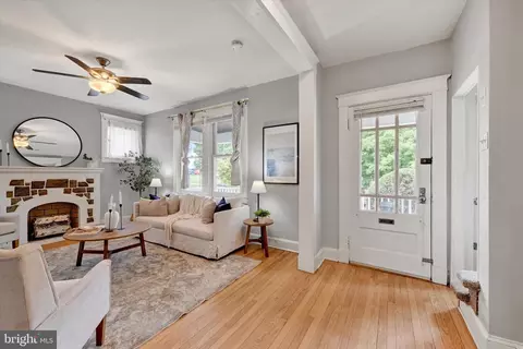 Entry Way - 507 Hollen Rd, Baltimore, MD 21212 photo 2 of 4