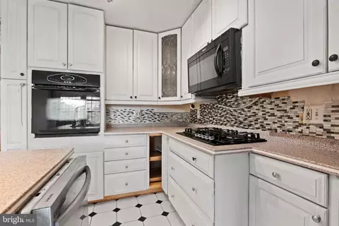 Kitchen - 2106 E Baltimore St, Baltimore, MD 21231 photo 3 of 4