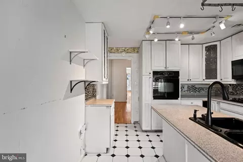 Entry Way - 2106 E Baltimore St, Baltimore, MD 21231 photo 2 of 6