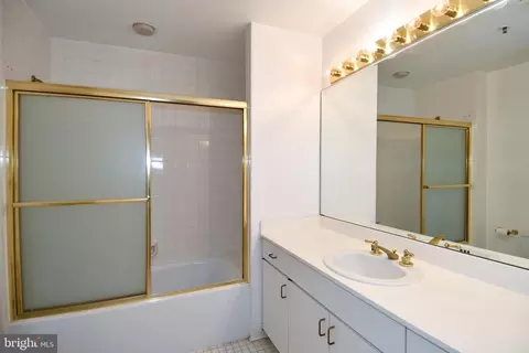 Bath - 10 E Lee St #809, Baltimore, MD 21202 photo 2 of 3