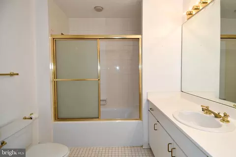 Bath - 10 E Lee St #809, Baltimore, MD 21202 photo 1 of 3