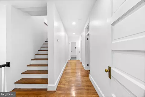 Entry Way - 112 Elmhurst Rd, Baltimore, MD 21210 photo 6 of 16
