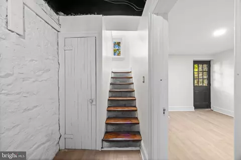 Entry Way - 112 Elmhurst Rd, Baltimore, MD 21210 photo 15 of 16