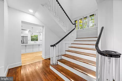Entry Way - 112 Elmhurst Rd, Baltimore, MD 21210 photo 4 of 16